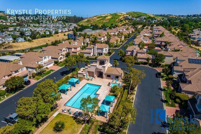 Building Photo - Luxurious Living in Gated Villa Del Mar Co...