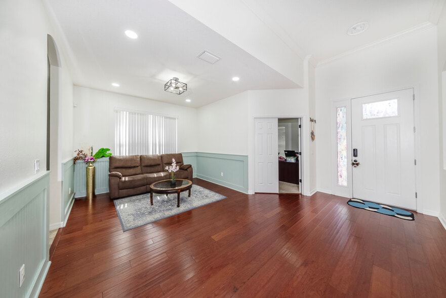 Building Photo - 8811 Tropical Palm Dr