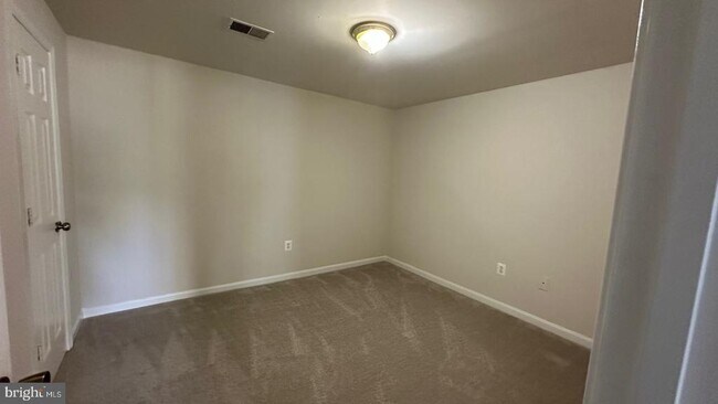 Building Photo - 15703 London Pl