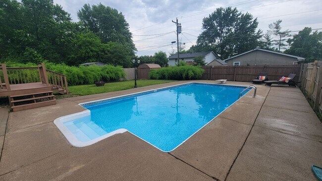 Building Photo - Private Pool, Firepit, BBQ - A FUN place to RELAX. Fully furnished and fully stocked.