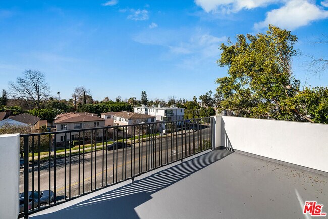 Building Photo - 5042 Laurel Canyon Blvd