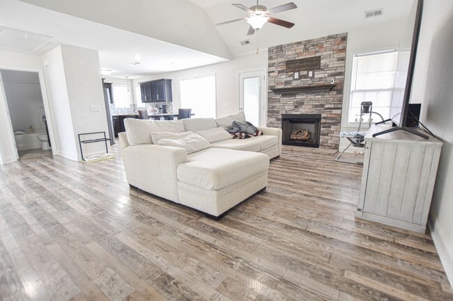 Building Photo - Pet Friendly Four Bedroom with Basement!