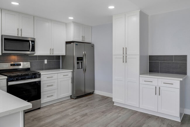 Building Photo - 9994 Parkdale Ave