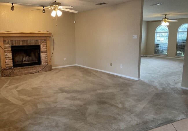 Building Photo - 1701 Tanglewood Dr