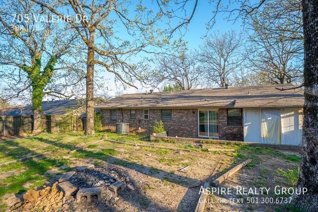 Building Photo - 705 Valerie Dr