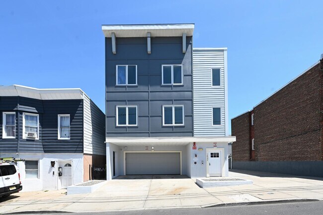 Building Photo - 1432 46th St