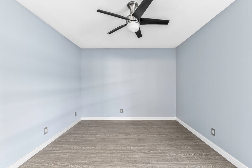 Building Photo - 533 E 11th St