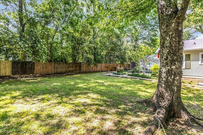 Building Photo - 4041 Pine Hill Dr