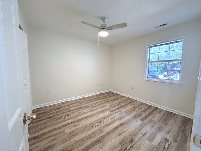 Building Photo - Newly updated 1 bedroom/1 bath condo in Ri...