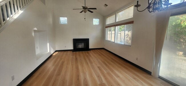 Building Photo - 3 Bedroom Home in Quaint Gated Community in Elk Grove