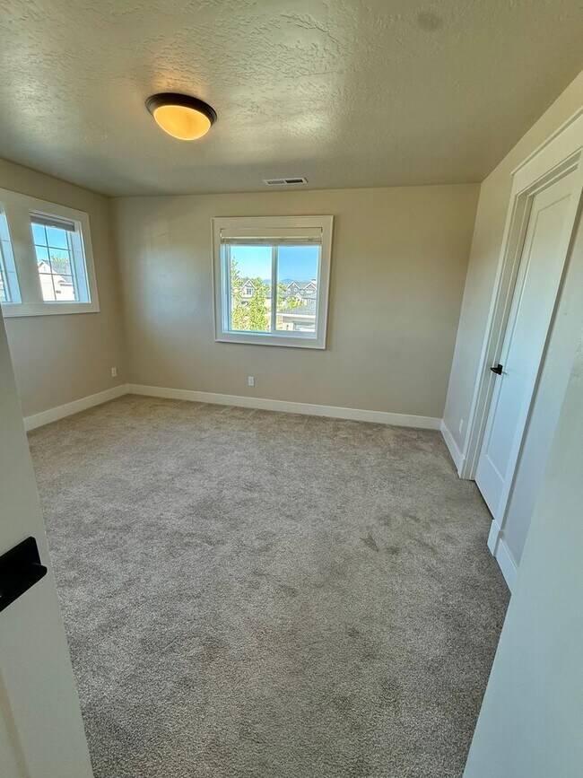 Building Photo - Welcome to this stunning 5-bedroom, 3.5-ba...
