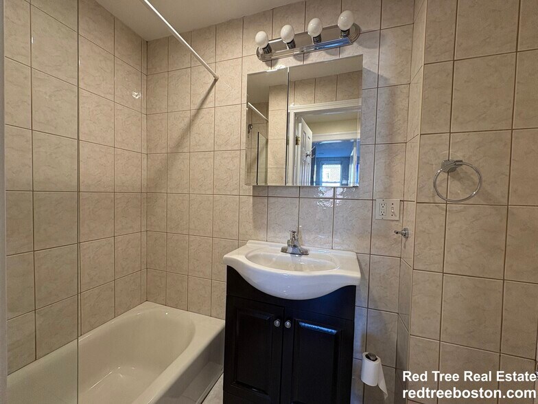 Building Photo - 73 Thatcher St