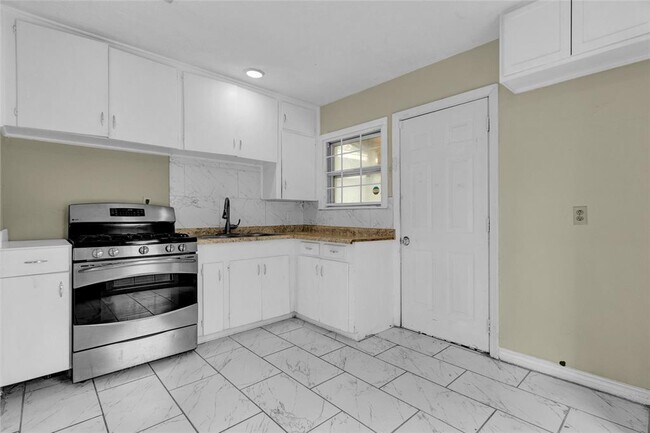 Building Photo - 5618 Malmedy Rd
