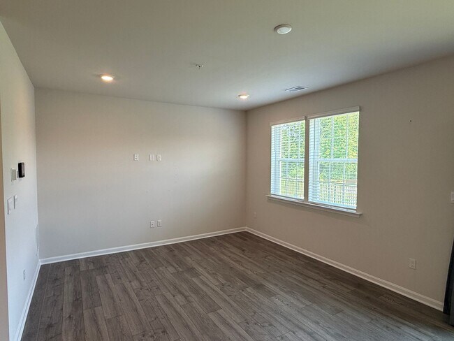 Building Photo - Beautiful 4BR Home with Garage & Modern Kitchen in Greenway Farms