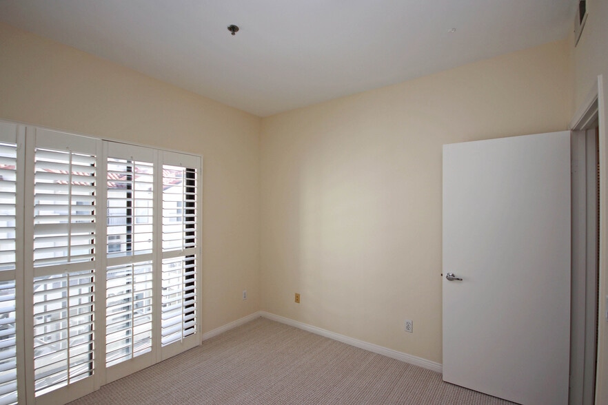 Building Photo - 111 S Oak Knoll Ave