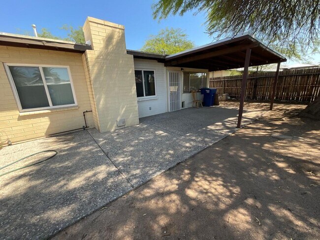 Building Photo - 4766 E Montecito St