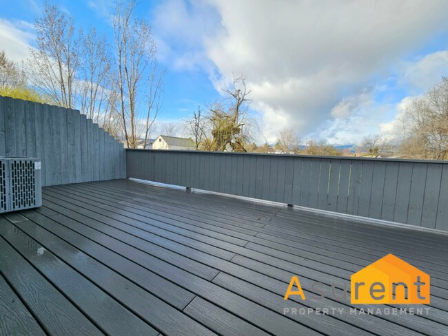 Building Photo - Newly Constructed 3 Bedroom, 2.5 bathroom SW Medford Home