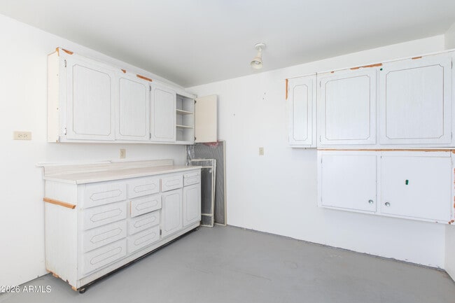 Building Photo - 5931 E Carriage Dr