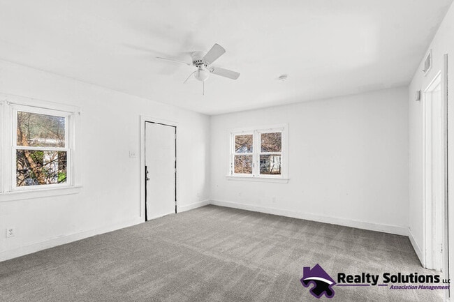 Building Photo - 118 E Del-A-Vue Ave