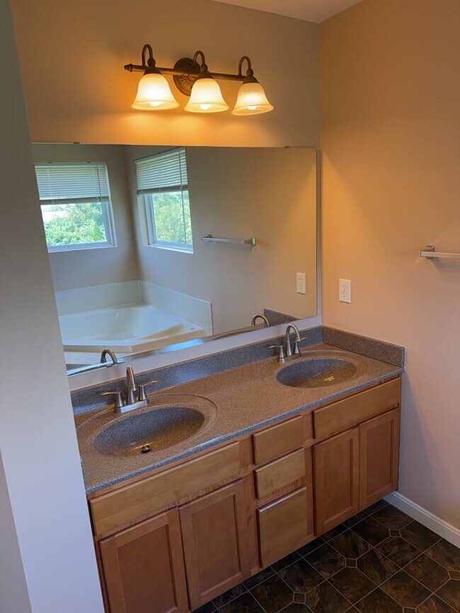 Building Photo - 5095 Oak Creek Trail