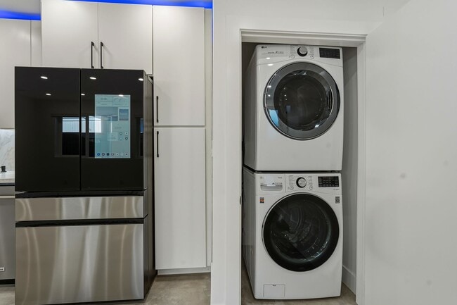 Building Photo - Luxury Newly Built 2 Bed, 2 Bath Home with Private Yard, Walk-In Closets & High-End Bespoke Kitchen