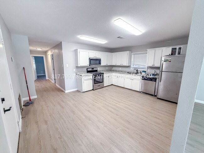 Building Photo - 1400 E 25th St