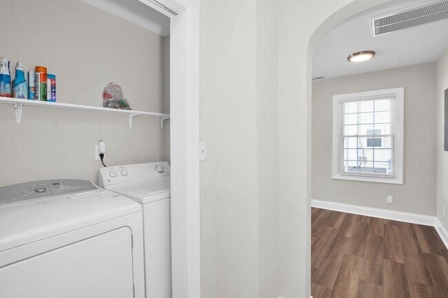 Building Photo - 2 Bedroom 1 Bath In Fayetteville- Small Do...