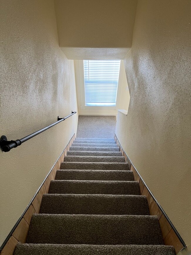 Building Photo - Updated 3 bedroom 1.5 bath duplex!