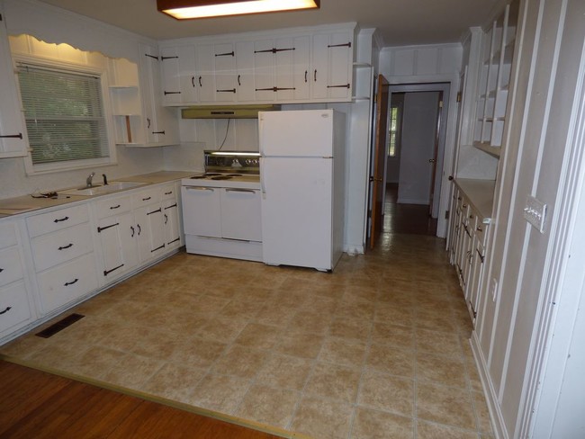 Building Photo - HUGE 2BR/2B Duplex near Downtown Murfreesboro