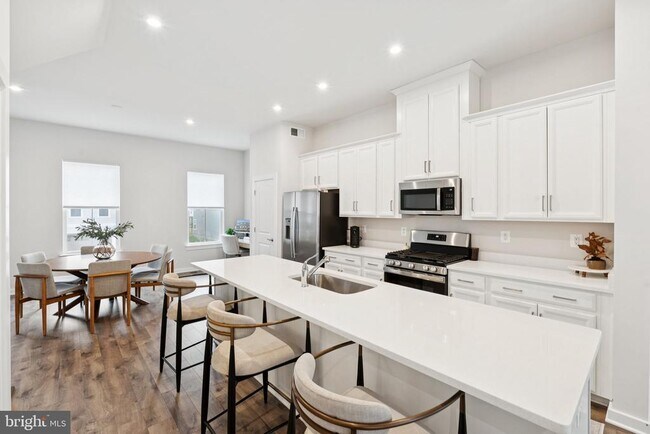 Building Photo - 1750 Blue Spruce St