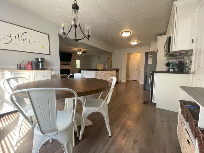 Building Photo - Beautifully Updated 3 Bed Home with Bonus ...
