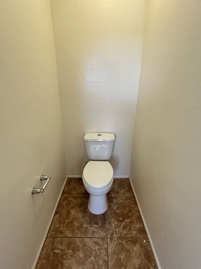 Building Photo - Spacious 4 Bedroom, 3 Bath Two-Story Glend...