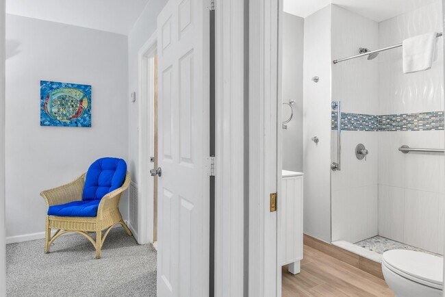 Building Photo - 1225 Hillsboro Mile