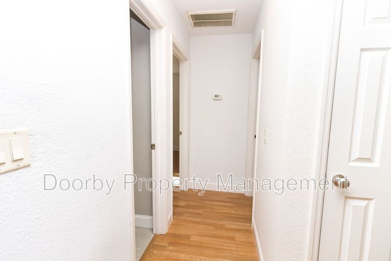 Building Photo - 3860 Youngstown Rd