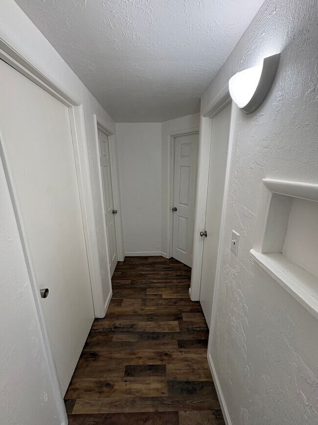 Building Photo - Cozy Home On Spacious Corner Lot Available Now in Dinuba CA!