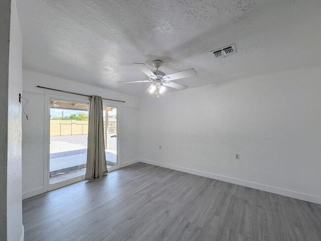 Building Photo - 2443 E Earll Dr