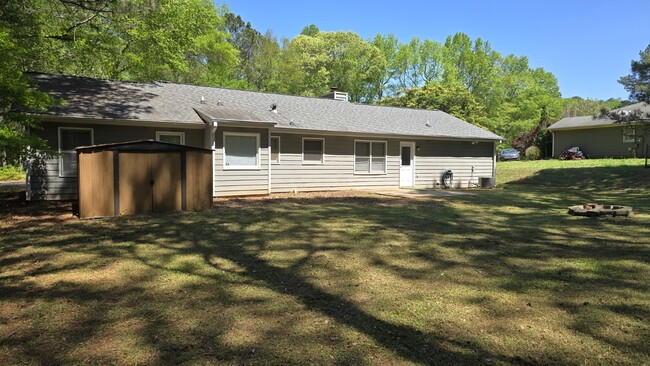 Building Photo - 205 Laurel Way