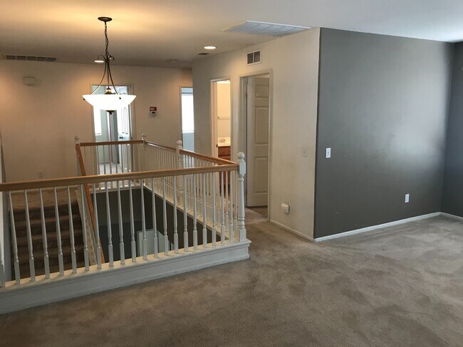 Building Photo - Spacious 5 bedroom with 3 car garage for rent