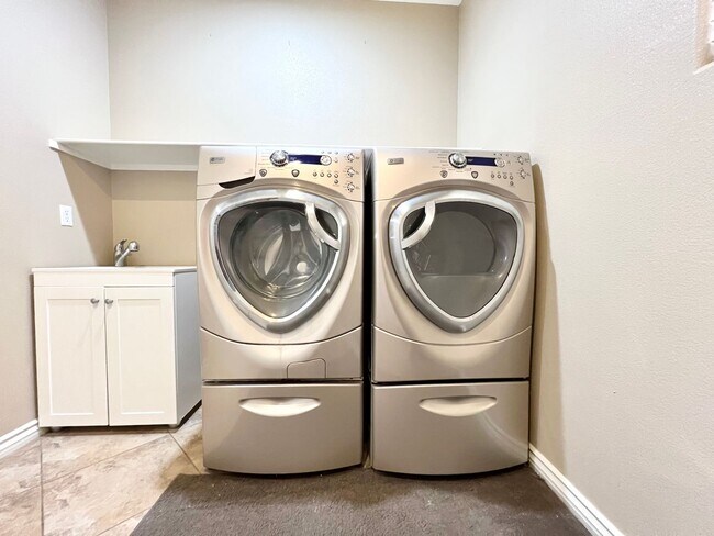 Building Photo - STUNNING 3BD/2.5BA HOME W/ TESLA SOLAR, POOL, SPA, & LOFT!!