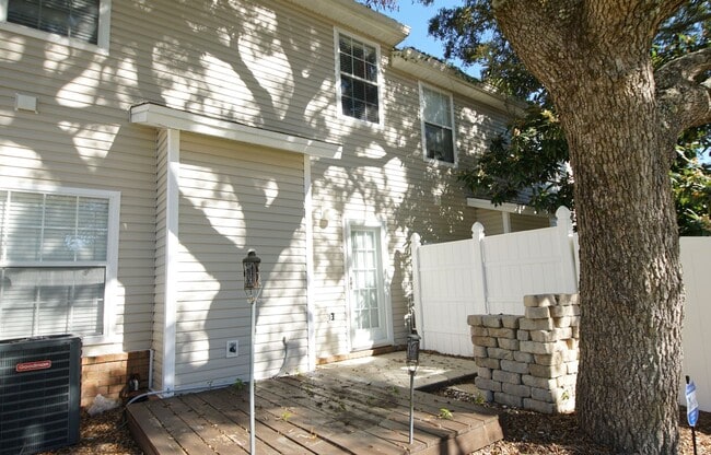 Building Photo - Central Niceville Location