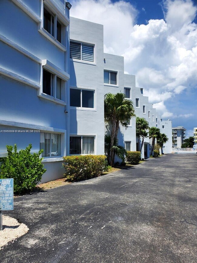 Building Photo - 1185 Marseille Dr