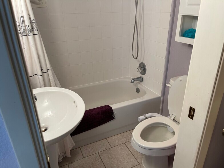 Upstairs full bath - 17200 W Bell Rd