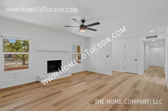 Building Photo - 7461 E Victoria Dr