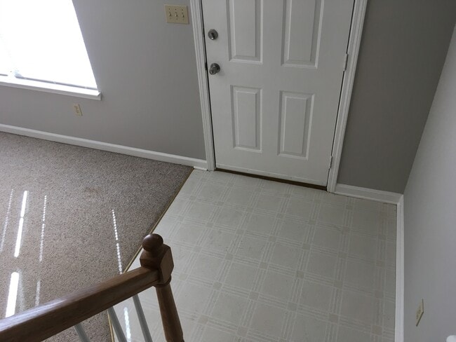 Building Photo - Lovely Townhouse! Fresh Paint, New Carpet, All Electric!  W/D Included, Privacy Fenced Backyard