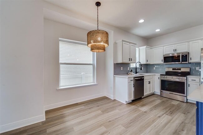 Building Photo - 1933 W Chestnut St