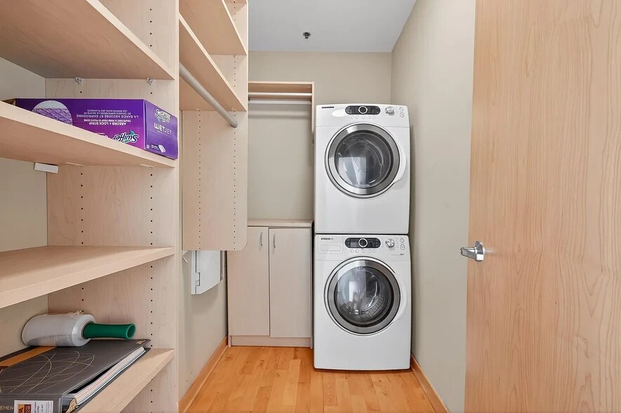 Building Photo - 3104 W Lake St