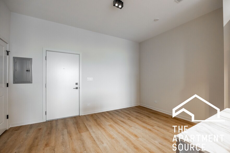 Building Photo - 6340 W Belmont Ave