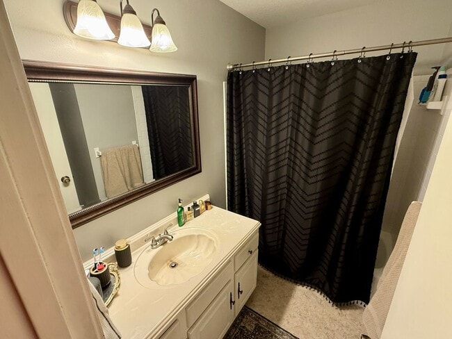 Building Photo - 3BR Duplex with Garage & Fenced Yard