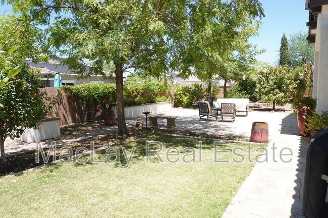 Building Photo - 2910 E Wildhorse Dr