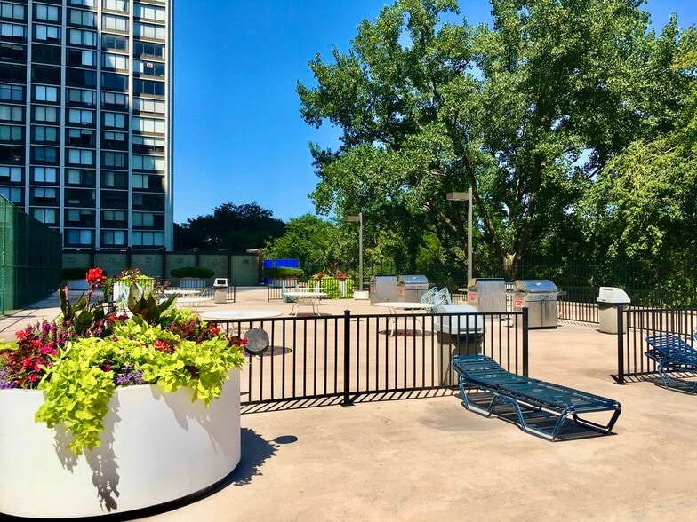 Grill & Picinic Area / Sundeck - 5445 N Sheridan Rd